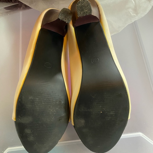 🔥 4 for $20 🔥 Vintage look black and ivory pumps - Picture 3 of 3